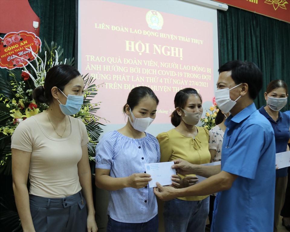 Phó Chủ tịch Liên đoàn Lao động tỉnh Thái Bình - Nguyễn Thanh Bình trao kinh phí hỗ trợ đoàn viên bị ảnh hưởng bởi dịch bệnh COVID-19. Ảnh: B.M