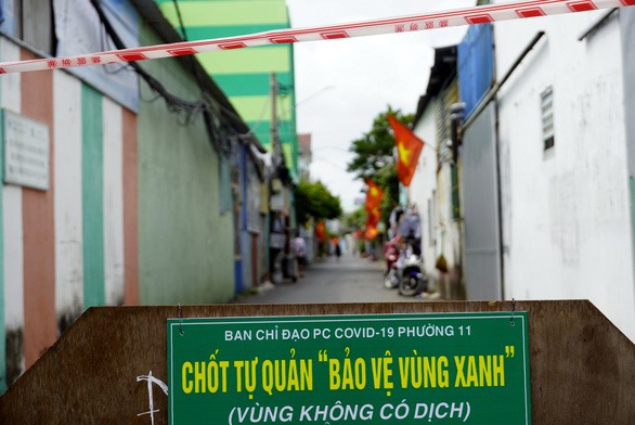 Ở hầu hết các con hẻm “vùng xanh” này, người dân cũng đồng loạt treo cờ Tổ quốc trước cửa nhà tại Thành phố Vũng Tàu. Ảnh: ĐT