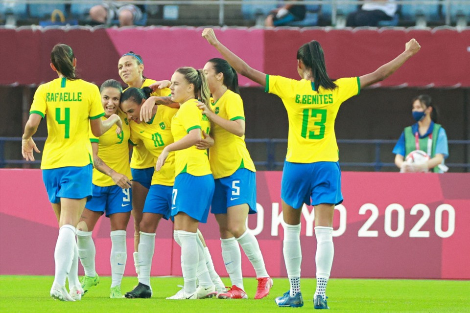 Brazil: Các vũ công Samba nữ là cái tên quen thuộc ở Olympic khi đều góp mặt ít nhất ở tứ kết kể từ khi bóng đá nữ được đưa vào thi đấu năm 1996. Tại vòng bảng, họ thắng Trung Quốc 5-0, thắng Zambia 1-0 và hòa Hà Lan 3-3. Ngôi sao sáng nhất của Brazil vẫn là đội trưởng Marta. Ảnh: AFP.