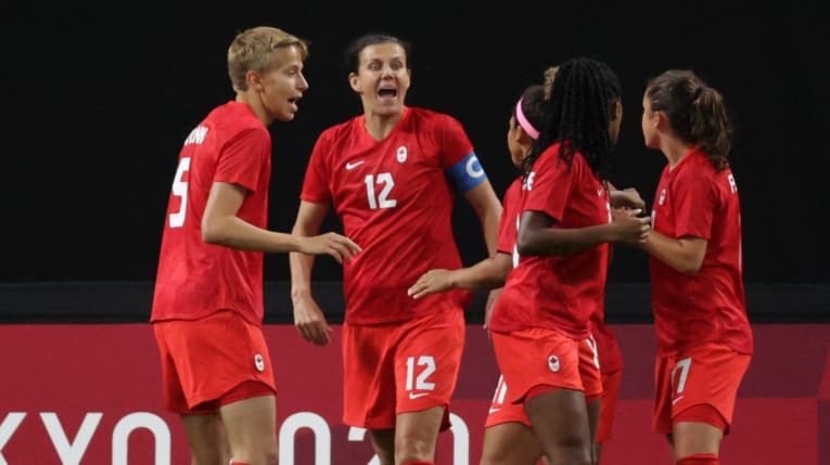 Tuyển Canada: Canada đứng thứ 2 bảng A khi thắng thắng Chile 2-1, hòa Nhật Bản 1-1 và hò a Vương quốc Anh 1-1. Ngôi sao sáng nhất của của họ là đội trưởng Christine Sinclair - người đã ghi đến 187 bàn trong 300 trận đấu. Tuyển Canada từng đoạt Huy chương đồng ở Olympic 2012, 2016. Ảnh: AFC.