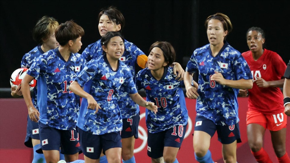 Tuyển Nhật Bản: Đội chủ nhà vào tứ kết với suất dành cho 2/3 đội đứng hạng 3 có thành tích tốt nhất. Họ thua Vương quốc Anh 0-1, hòa Canada 1-1 và thắng Chile 1-0 ở vòng bảng. Nhật Bản từng vô địch World Cup 2011 và giành Huy chương bạc Olympic 2012. Ảnh: AFC.