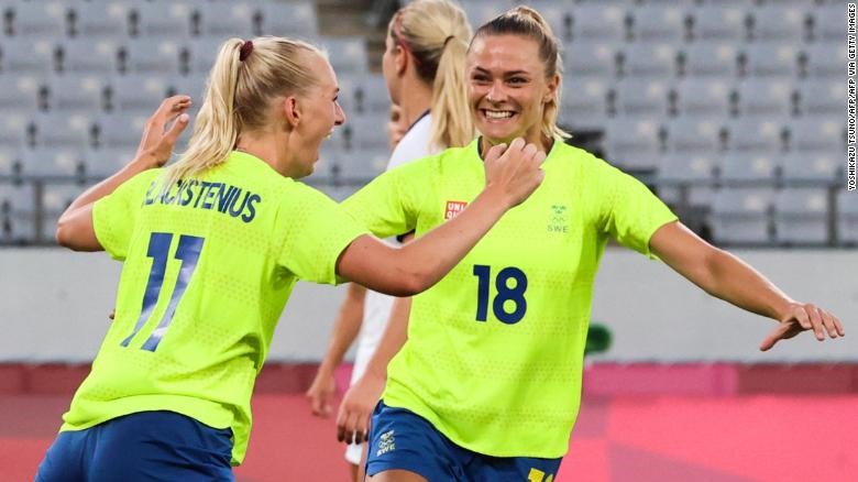 Thụ y Điển: Đại diện Bắc Âu là đội duy nhất thắng cả 3 trận tại vòng bảng khi vượt qua Mỹ 3-0, thắng Australia 4-2 và thắng New Zealand 2-0. Tuyển Thụy Điển từng đoạt Huy chương bạc Olympic 2016 và đứng hạng 3 World Cup 2019. Ảnh: AFP.
