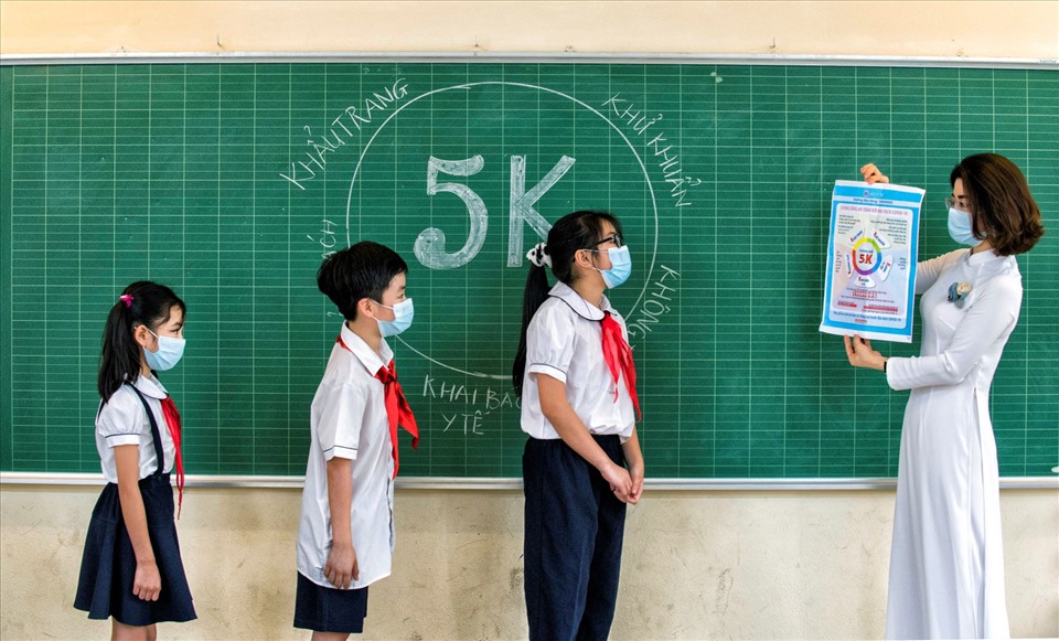 “Bài học mới” của Việt Văn. Trong ảnh là cô giáo Mai Trang đang hướng dẫn 5 K cho các bạn học sinh tại trường tiểu học Gia Thụy (Long Biên, Hà Nội).