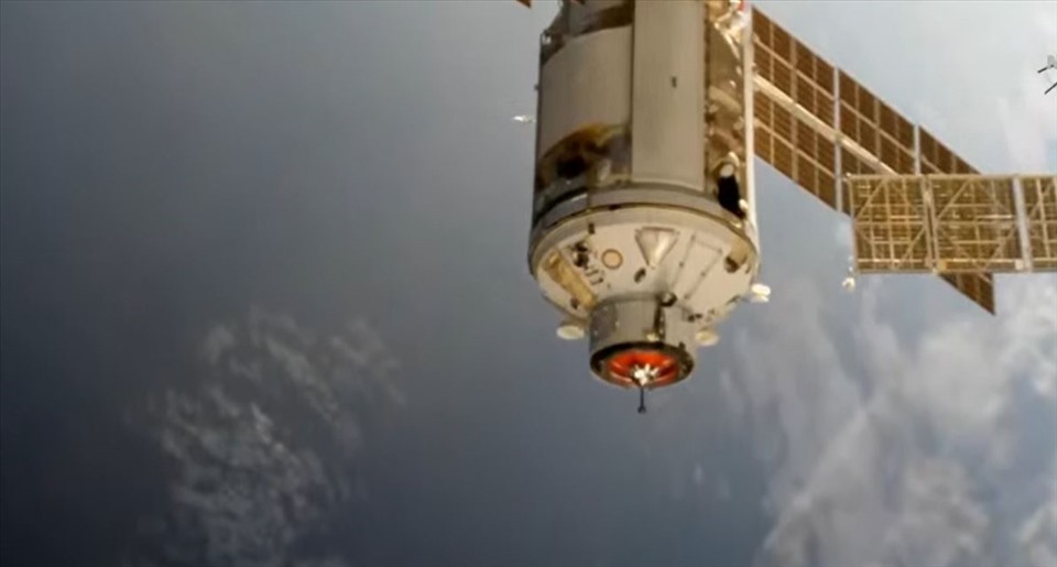 Cận cảnh module Nauka trước khi tiếp cận ISS. Ảnh: NASA TV