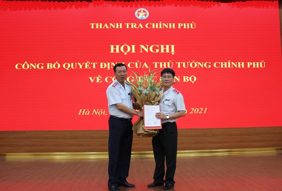 Tổng Thanh tra Chính phủ Đoàn Hồng Phong trao quyết định và chúc mừng tân Phó Tổng Thanh tra Chính phủ Lê Sỹ Bảy. Ảnh: VGP