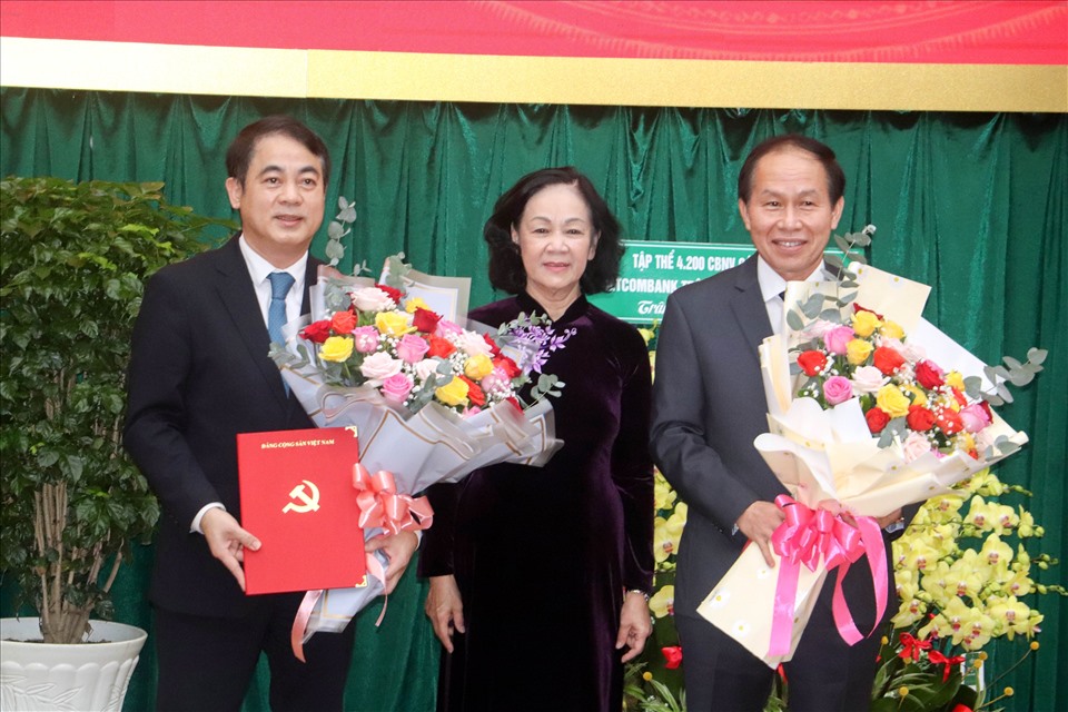 Bà Trương Thị Mai trao hoa chúc mừng ông Nghiêm Xuân Thành (bên trái) và ông Lê Tiến Châu (bên phải) nhận nhiệm vụ mới. Ảnh: CHÂU ANH