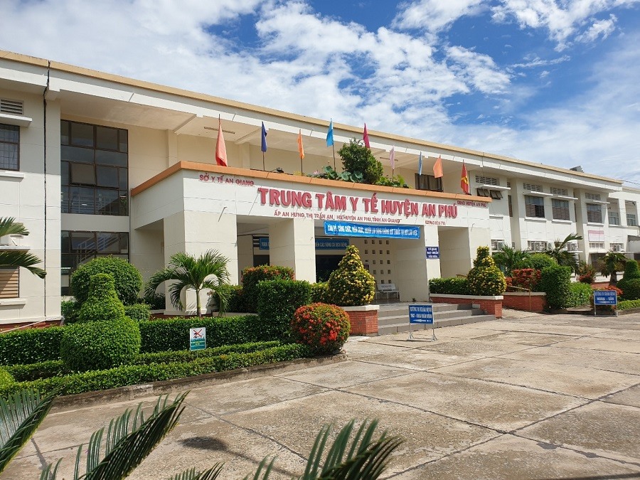 Trung tâm Y tế huyện An Phú, nơi đang theo dõi, điều trị các trường hợp dương tính với SARS-CoV-2 và mắc COVID-19. Ảnh: Phan Tuấn