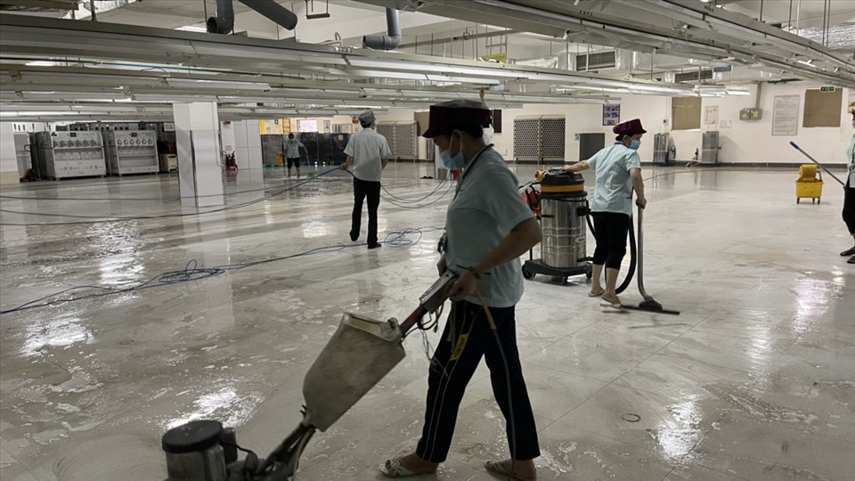 Khu vực không sản xuất được lau rửa sạch sẽ chuẩn bị chỗ ở cho 700 công nhân lao động ở lại.