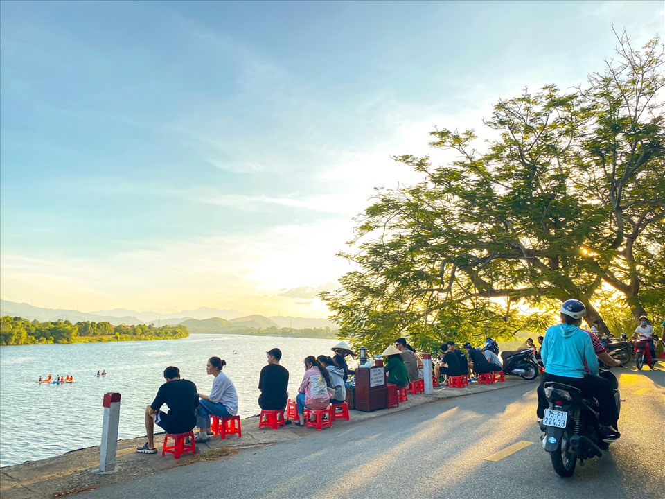 Cảm giác thưởng thức chén đậu hũ dưới chân chùa Thiên Mụ, ngắm hoàng hôn buông trên sông Hương làm cho ta thật sự thoải mái. Ảnh: Q. Nhi.