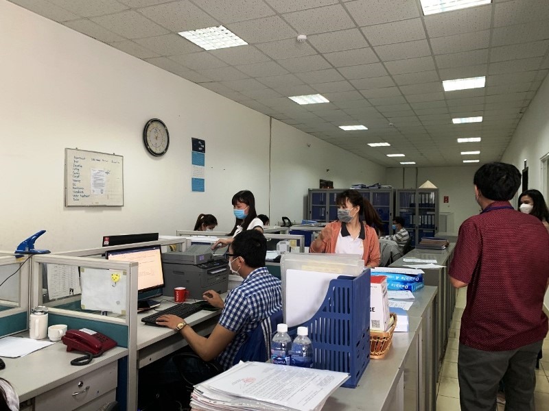 Kiểm tra, hướng dẫn, nhắc nhở người lao động thực hiện quy định 5K tại văn phòng công ty TNHH Boomim Vina (Thị xã Phú Mỹ)