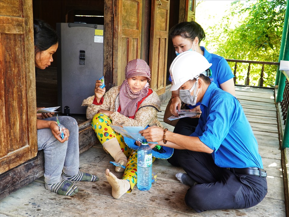 Cũng trong chương trình, Đoàn viên Công ty Điện lực Quảng Trị thực hiện tuyên truyền, hướng dẫn sử dụng điện an toàn, tiết kiệm cho bà con đồng bào trong thôn Chân Rò.