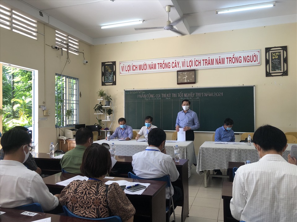 Ông Dương Tấn Hiển tổng kết đánh giá tại trường THPT Nguyễn Việt Dũng, Cái Răng. Ảnh M.A