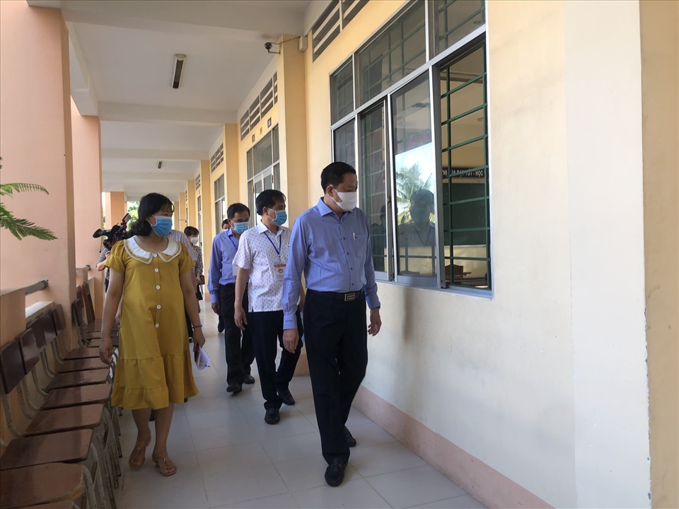 Đoàn kiểm tra công tác chuẩn bị của trường THPT Nguyễn Việt Hồng, Ninh Kiều. Ảnh M.A