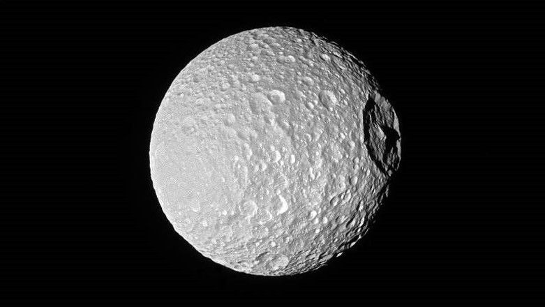 Mimas là mặt trăng trong cùng của sao Thổ. Khi tàu vũ trụ Voyager của NASA gửi những hình ảnh chi tiết đầu tiên của Mimas vào những năm 1980, các nhà khoa học và công chúng đã bị sốc bởi sự giống hệt của nó với Death Star trong bộ phim Star Wars. Ảnh: NASA