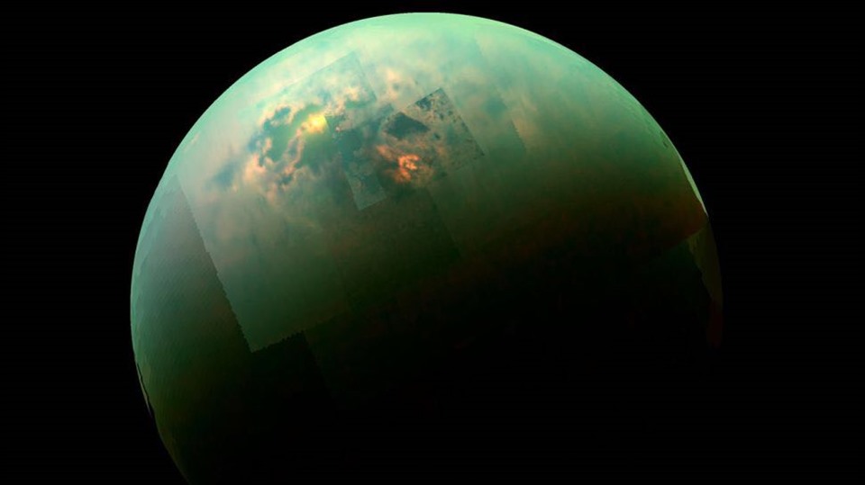 Titan chính là mặt trăng lớn nhất của sao Thổ. Titan trải qua các mùa thay đổi rất giống với hành tinh của chúng ta, mặc dù 1 năm của nó bằng 29,5 năm Trái đất. Ảnh: NASA