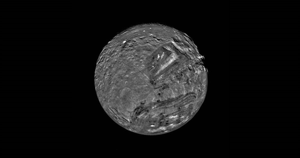 Miranda là mặt trăng của sao Diêm Vương. Bề mặt của Miranda trông lộn xộn như một sự chắp vá địa hình. Có giả thuyết cho rằng nó là kết quả của sự tập hợp các mảnh vỡ từ một mặt trăng tiền nhiệm. Ảnh: NASA