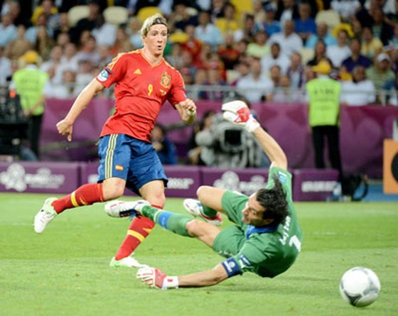Tây Ban Nha (áo đỏ) đã thắng Italia tại tứ kết EURO 2008 và chung kết EURO 2012. Ảnh: AFP.