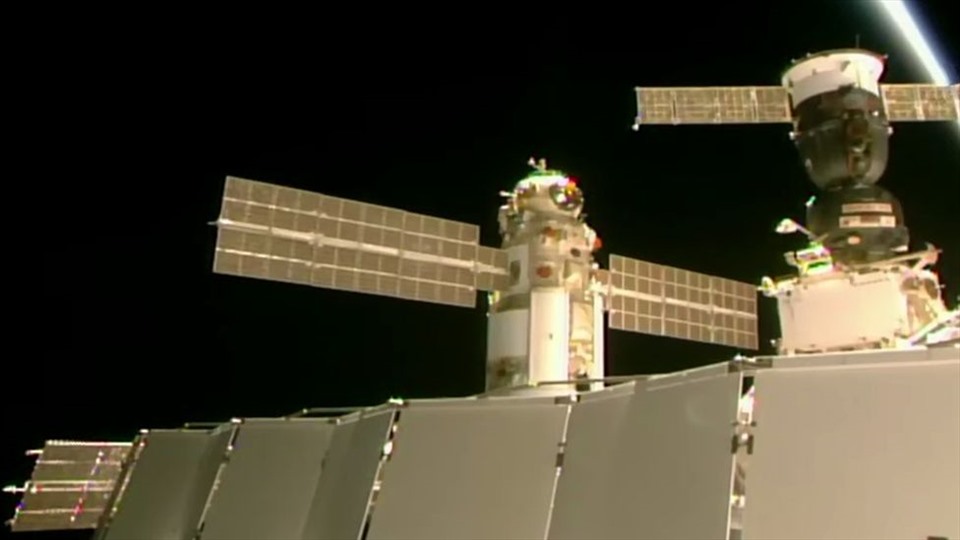 Module trạm vũ trụ Nauka (giữa) tiếp cận ISS ở quỹ đạo phía trên biên giới giữa Mông Cổ và Trung Quốc. Ảnh: NASA