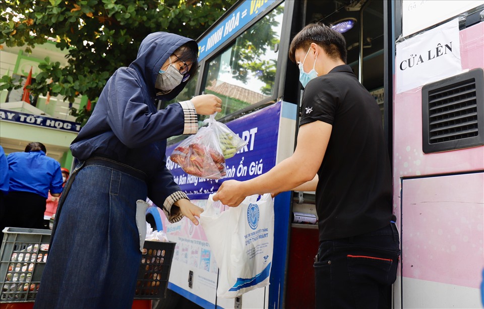 Ngay khu vực bán hàng này có đội ngũ cán bộ của phường hướng dẫn từng người dân lên xe buýt mua hàng rồi xuống ở một cửa khác, thực hiện giãn cách, đeo khẩu trang y tế và vệ sinh khử khuẩn theo đúng quy định.