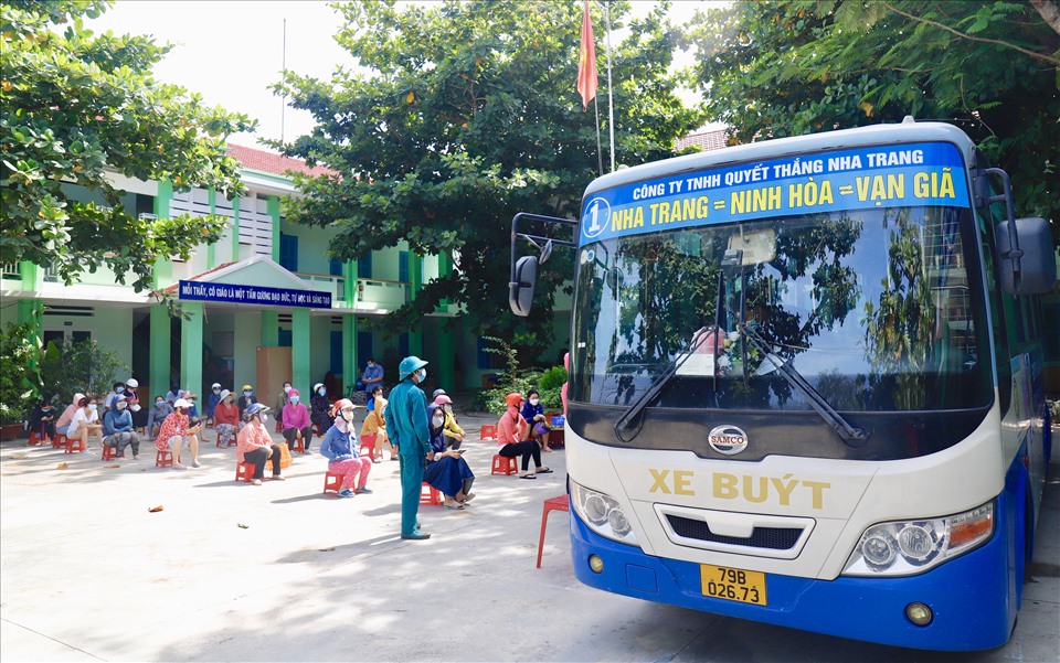 Từ ngày 28/7, Công ty TNHH Quyết Thắng (doanh nghiệp vận tải hành khách công cộng tại Khánh Hòa) đã có sáng kiến dùng những chiếc xe buýt đưa lương thực, thực phẩm thiết yếu đến tay người dân TP.Nha Trang (Khánh Hòa) đang thực hiện giãn cách theo Chỉ thị 16.
