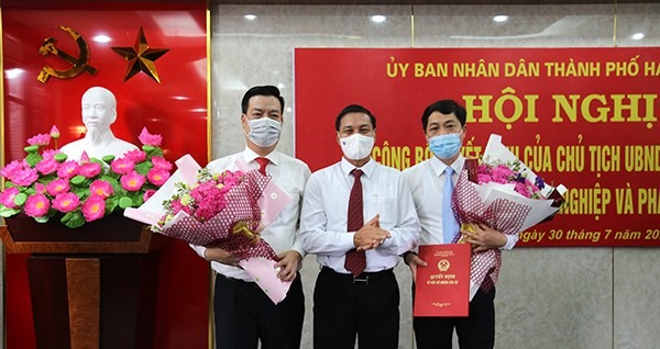 Chủ tịch UBND thành phố Nguyễn Văn Tùng trao Quyết định bổ nhiệm và tặng hoa tân Giám đốc Sở Nông nghiệp và Phát triển nông thôn. Ảnh Cổng TTĐT Hải Phòng