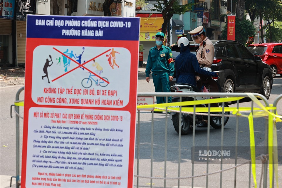 Lực lượng chức năng quận Hoàn Kiếm kiểm tra người tham gia giao thông trên phố Hàng Bài.