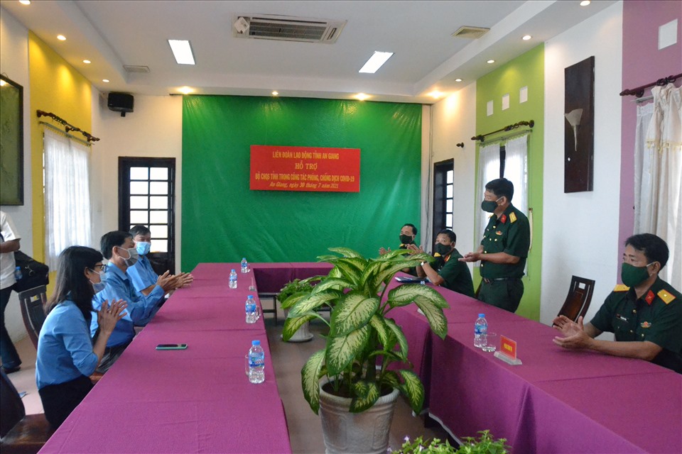 Quang cảnh buổi thăm hỏi công tác phòng dịch của LĐLĐ tỉnh An Giang tại Bộ chỉ huy Quân sự tỉnh An Giang. Ảnh: LT