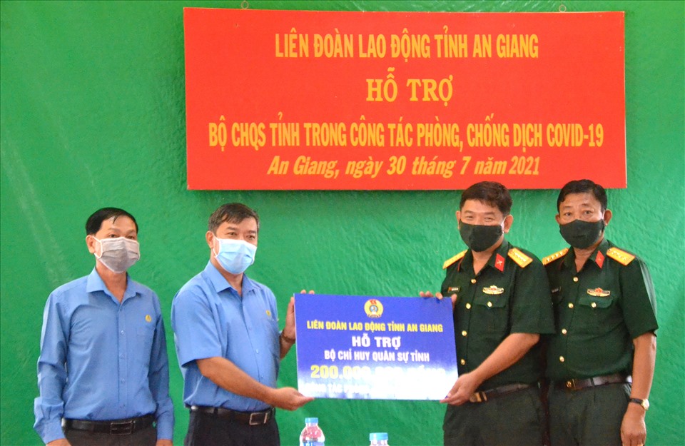 Phó chủ tịch LĐLĐ tỉnh An Giang Nguyễn Hữu Giang trao 200 triệu đồng hỗ trợ phòng dịch cho Bộ chỉ huy Quân sự tỉnh An Giang. Ảnh: LT