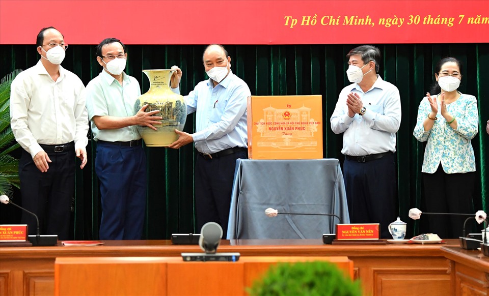 Chủ tịch nước Nguyễn Xuân Phúc và Bộ Y tế tặng máy thở cho TPHCM. Ảnh: VIỆT DŨNG