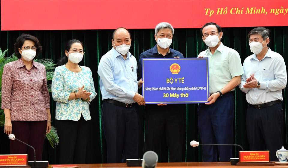 Chủ tịch nước Nguyễn Xuân Phúc và Bộ Y tế tặng máy thở cho TPHCM. Ảnh: VIỆT DŨNG