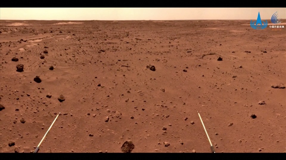 Tàu thăm dò sao Hỏa của Trung Quốc vừa di chuyển tới một khu vực có địa hình phức tạp. Ảnh: CNSA