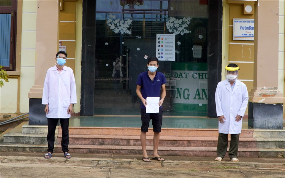 Ca nhiễm COVID-19 đầu tiên ở tỉnh Đắk Nông được xuất viện về nhà. Ảnh: Bảo Lâm