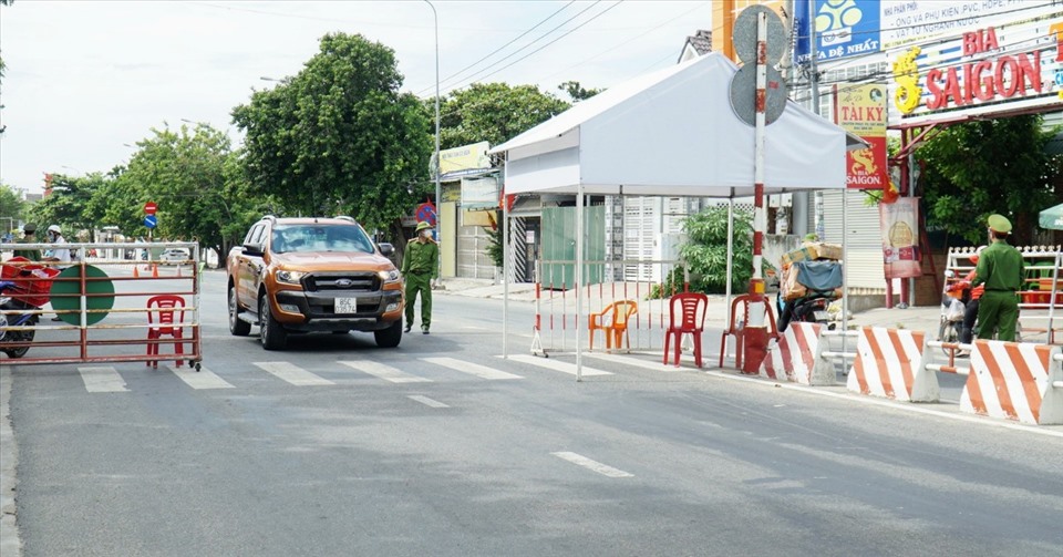 Người dân TP.Phan Rang - Tháp Chàm và huyện Ninh Phước được yêu cầu hạn chế tối đa ra đường sau 18 giờ. Ảnh: Huỳnh Hải.