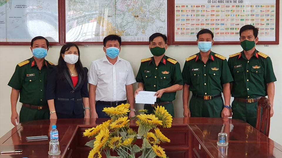 Lãnh đạo thành phố Thuận An thăm chia buồn cùng gia đình Thượng tá Bùi Văn Tân. Ảnh: T.Trung