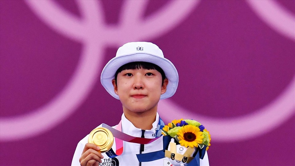 An San và tấm Huy chương Vàng nội dung cá nhân giành được hôm thứ Năm (29.7). Ảnh: Olympic