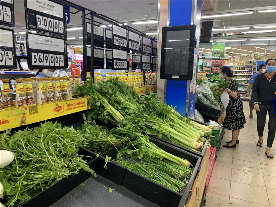 Ghi nhận tại Co.op mart Cống Quỳnh, các mặt hàng rau củ liên tục được bổ sung vì nhu cầu mua sáng ngày 31.7 của người dân khá lớn.