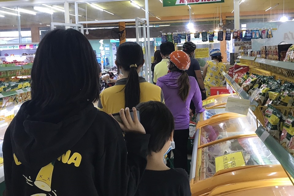 Người dân mua sắm ở Bách Hoá Xanh (xã Phong Phú) phải chờ khoảng thời gian khá lâu mới tới lượt tính tiền.