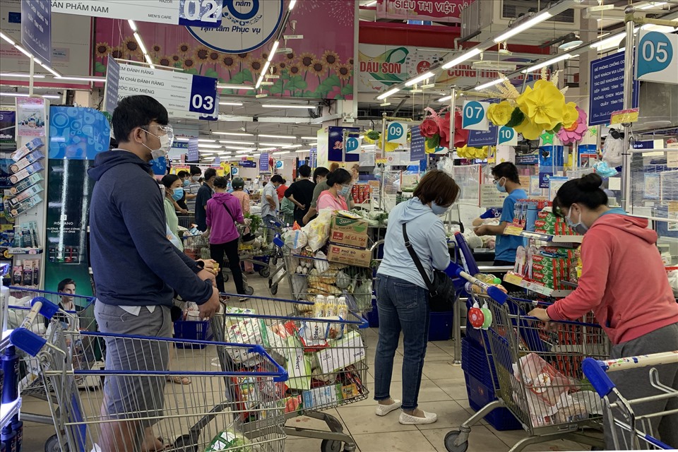 Đông người dân chờ tính tiền ở khu vực quầy thu ngân của siêu thị.
