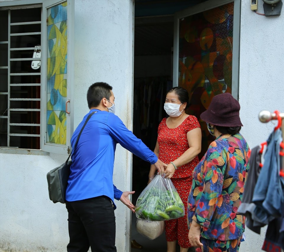 Một số người dân không dấu được sự xúc động, cảm ơn sự quan tâm, hỗ trợ kịp thời của các nhà hảo tâm, chính quyền địa phương. Số lương thực, nhu yếu phẩm này sẽ giúp họ tạm thời vượt qua được giai đoạn khó khăn. Ảnh: B.T