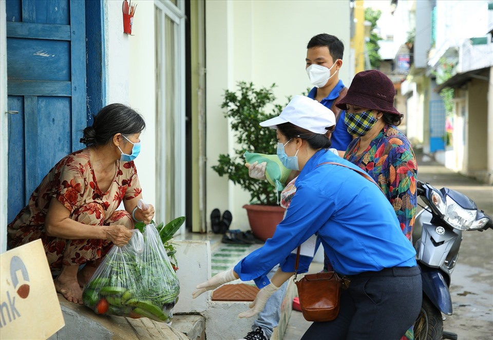 Trao tận tay những “món quà” ấm áp cho bà con thành phố. Ảnh: B.T