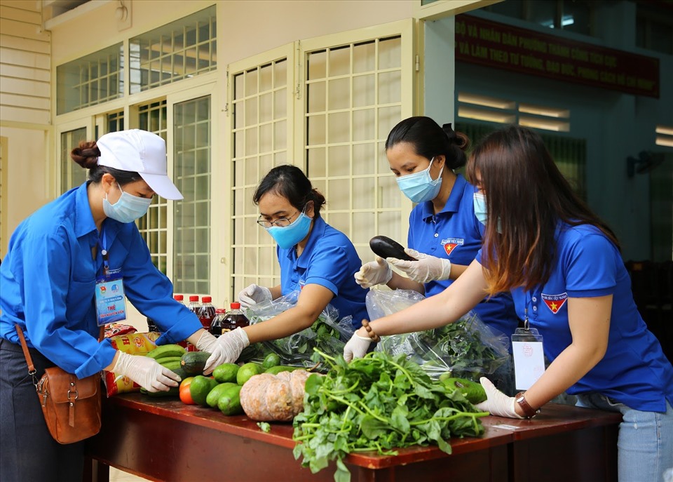 Các bộ phận chuyên trách chuẩn bị lương thực, nhu yếu phẩm từ sáng sớm...