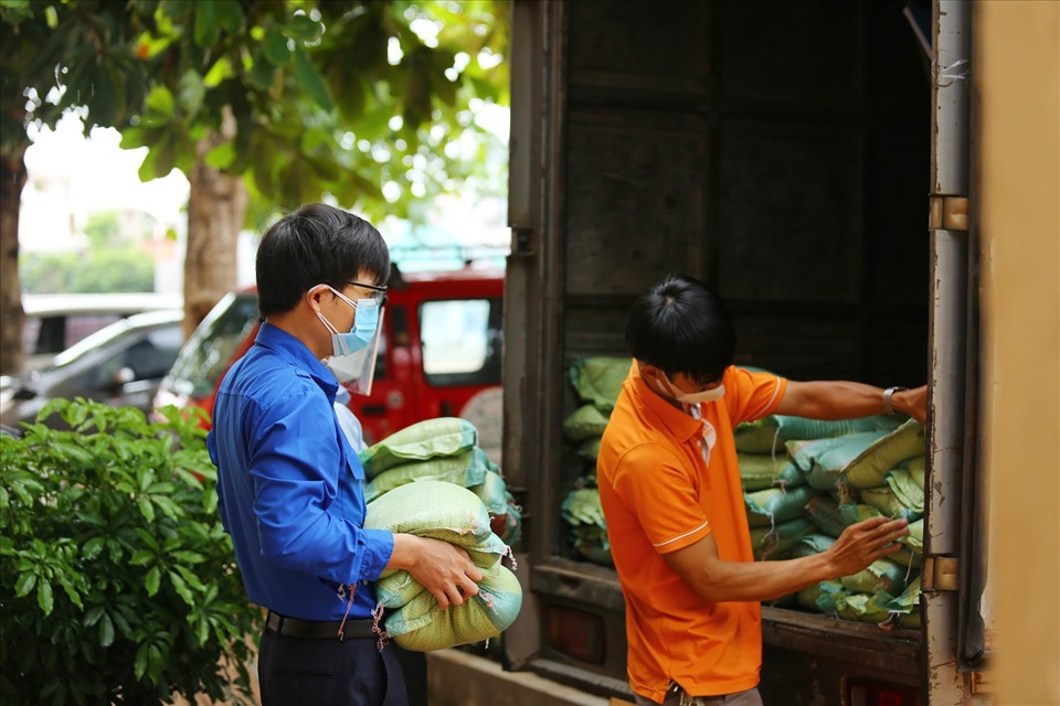 Các bộ phận chuyên trách chuẩn bị lương thực, nhu yếu phẩm từ sáng sớm...