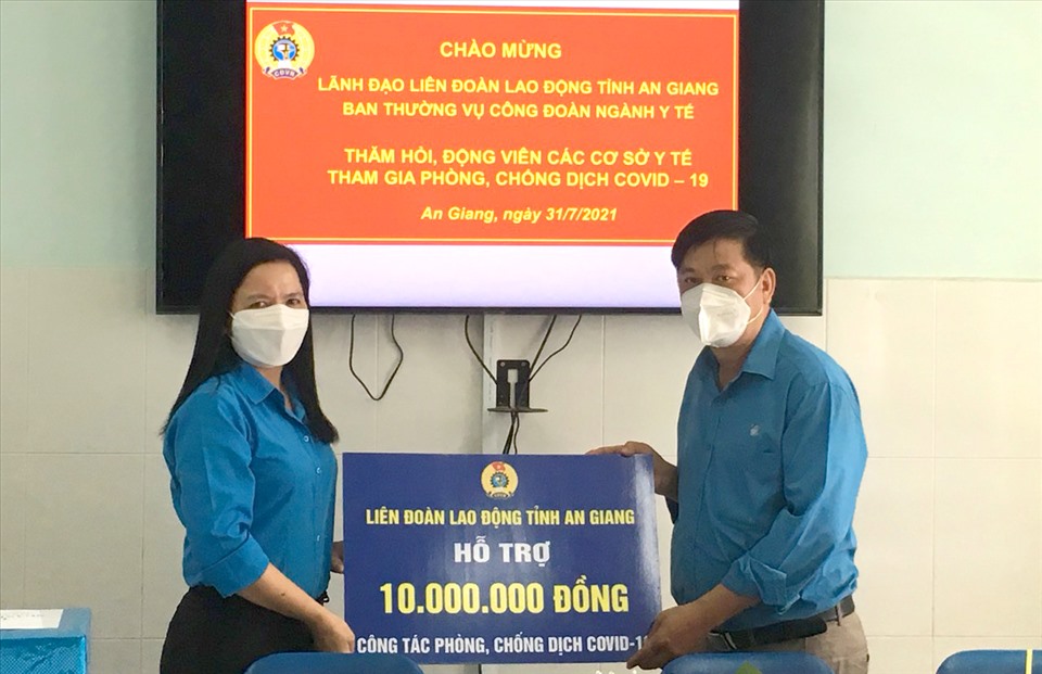 Phó Chủ tịch Thường trực LĐLĐ tỉnh An Giang Phan Thị Diễm tặng quà cho lực lượng thầy thuốc tuyến đầu chống dịch. Ảnh: LT