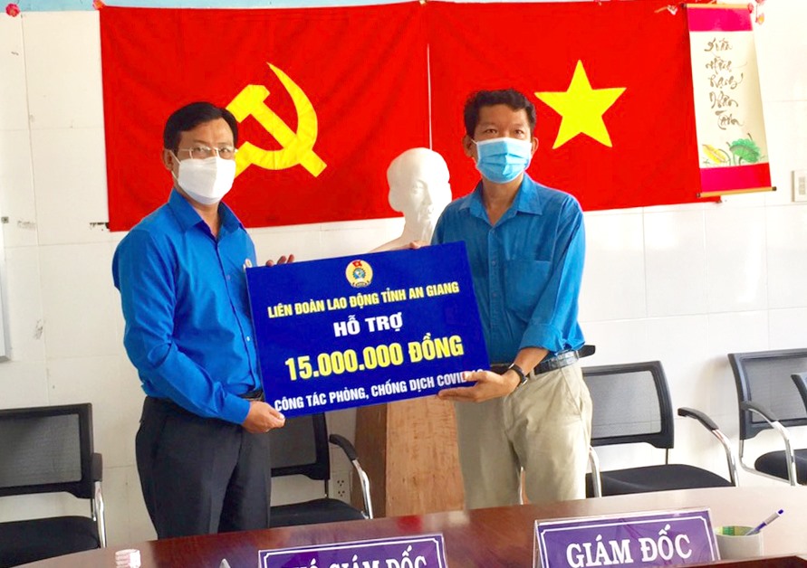 Phó Chủ tịch LĐLĐ tỉnh An Giang Nguyễn Nhật Tiến tặng quà cho lực lượng thầy thuốc tuyến đầu chống dịch. Ảnh: LT