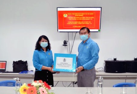 Chủ tịch Công đoàn Ngành Y tế An Giang Dương Thị Thu Cúc tặng quà cho lực lượng thầy thuốc tuyến đầu chống dịch. Ảnh: LT