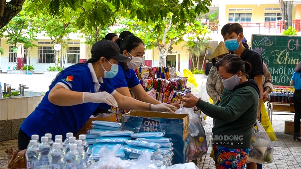 Hạn chế ra đường, tránh tiếp xúc,…nhưng không vì thế mà mọi người lại cách xa nhau. Giữa tâm dịch COVID-19, hàng triệu tấm lòng của đồng bào miền Tây lại hướng về nhau. Những bếp ăn đỏ lửa suốt ngày đêm để mang đến những san sẻ cho người bất hạnh. Có người vốn là hộ nghèo, những vẫn dành lại túi gạo, bó rau,… để giúp đỡ những người đang khó hơn hơn mình. Chưa bao giờ, sự ấm áp của tình người lại được lan tỏa như lúc này.