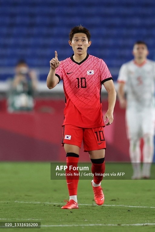Hai siêu phẩm của Lee Dong-gyeong không đủ giúp U23 Hàn Quốc đi tiếp tại Olympic Tokyo 2020. Ảnh: AFP.
