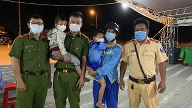 Mới đây, trên mạng xã hội lan truyền hình ảnh xúc động của hai bé trai 8 và 6 tuổi đi bộ từ tỉnh Hậu Giang sang TP Cần Thơ để tìm bố trong đêm khuya.