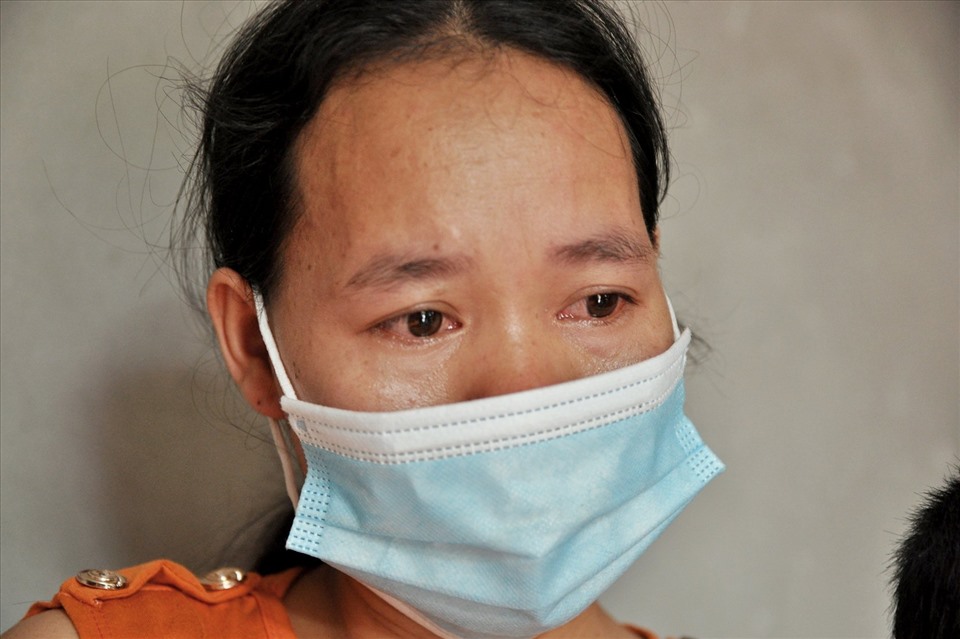 Chị Mai khóc cạn nước mắt vì bất lực khi 2 con trai đều bị bệnh.