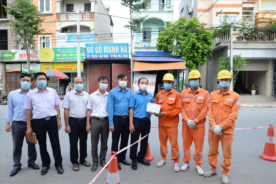 Lãnh đạo Công đoàn Điện lực Việt Nam tặng quà người lao động EVN Hà Nội. Ảnh: Đắc Cường